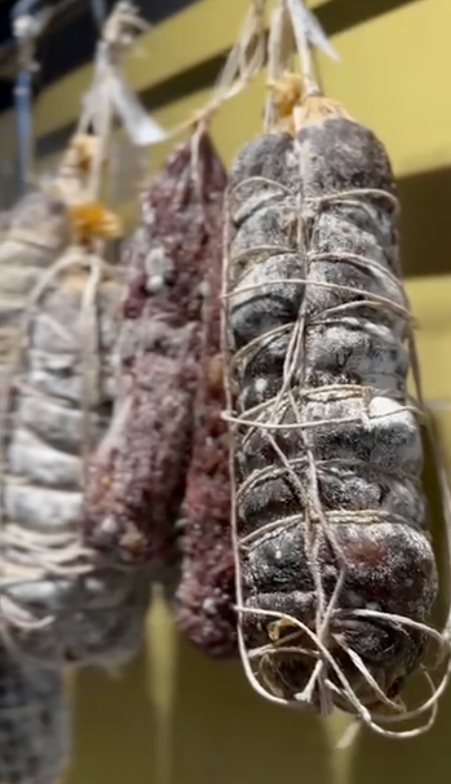 Sallame artizanale të varura në dyqan