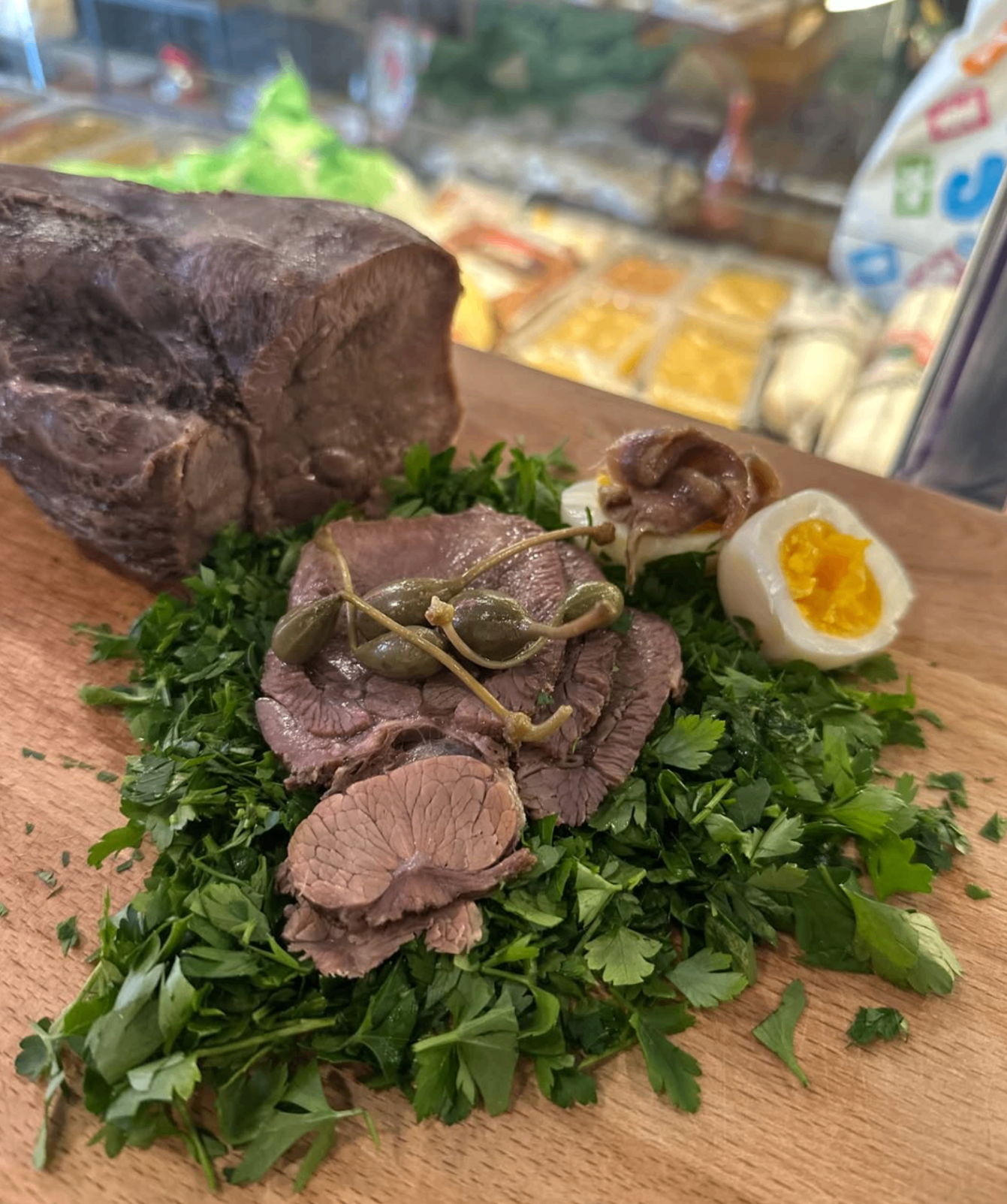 Pjatë e gatshme me mish dhe shije aromatike